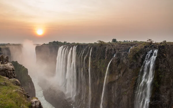 Vue grand angle du coucher de soleil des chutes Victoria — Photo