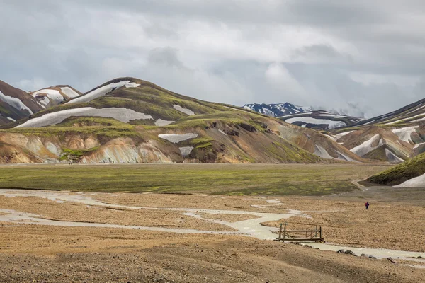 Landmannalaugar απίστευτο τοπίο με τουριστικά και ποταμού, Ισλανδία — Φωτογραφία Αρχείου