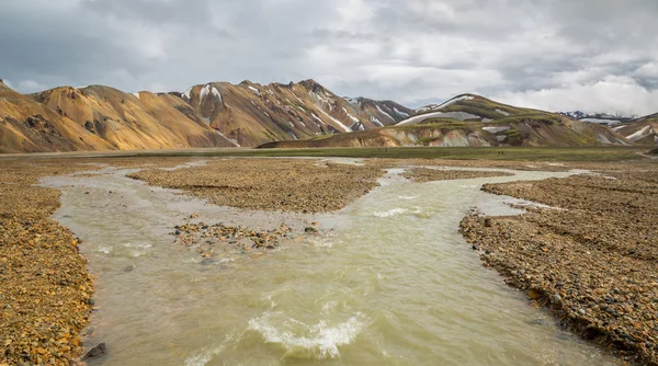 Landmannalaugar inanılmaz manzara ile yürüyen turist ve nehir, İzlanda — Stok fotoğraf