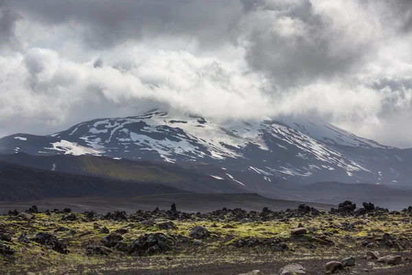 Isländsk vulkan med snö och mulen himmel — Stockfoto