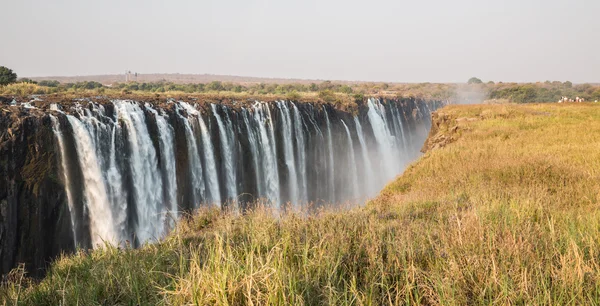 Pandangan panorama dari Victoria Falls dengan toruists di Zimbabwe — Stok Foto