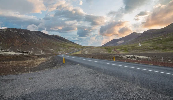 Autoroute à travers l'Islande paysage volcanique avec voiture au coucher du soleil — Photo