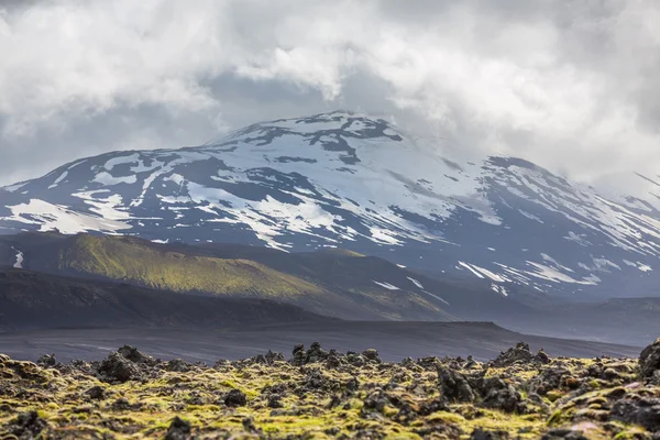 Isländsk vulkan med snö och mulen himmel — Stockfoto