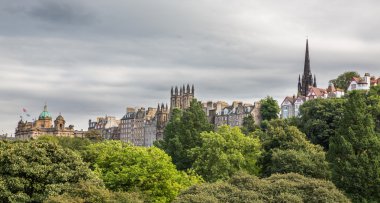 eski edinburgh evleri ve park bulutlu gökyüzü görüntüleme