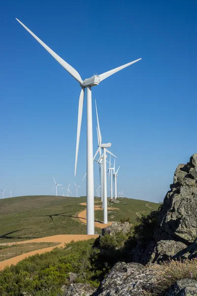 Ветровые турбины, рельсы и скалы в сельской местности — стоковое фото