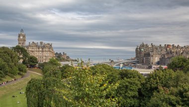 eski edinburgh, balmoral hotel ve park bulutlu gökyüzü karşı görüntüleyin