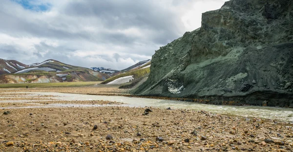 Landmannalaugar unbelievable landscape with tourists, river and green mountain — Stock Photo, Image