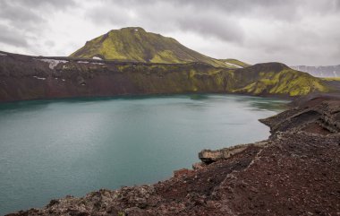 Vulcano krater İzlanda'daki su ile