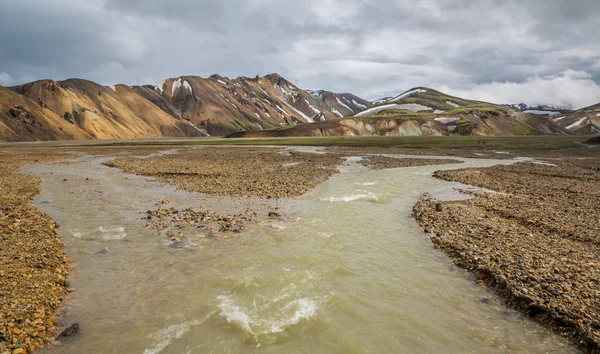 Landmannalaugar paisagem inacreditável com os turistas andando e rio, Islândia — Fotografia de Stock