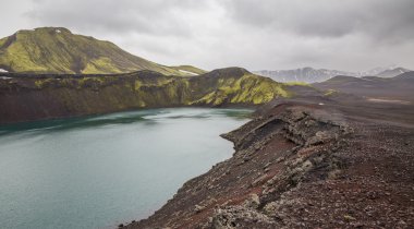 Vulcano krater İzlanda'daki su ile