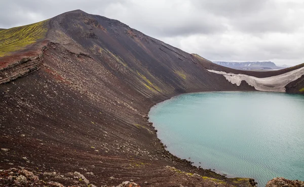 Vulcano krater met water in IJsland — Stockfoto