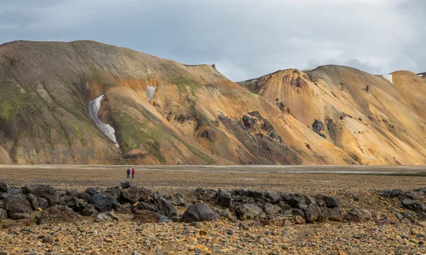 Tourists in Landmannalaugar unbelievable landscape, Iceland — Stock Photo, Image