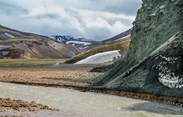 Landmannalaugar ongelooflijke landschap met toeristen, rivier en groene berg — Stockfoto