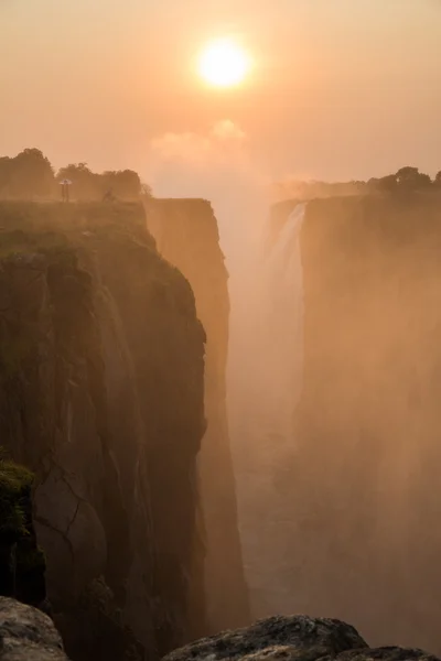 Victoria falls zonsondergang met toeristische in de klif — Stockfoto