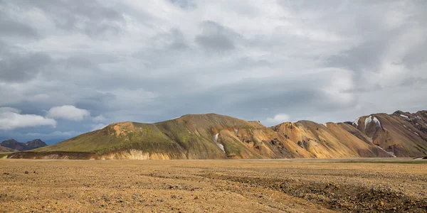 Landmannalaugar paisaje increíble y nubes en Islandia —  Fotos de Stock