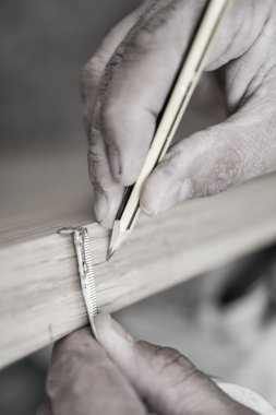 kapı üzerinde çalışan kalem ile marangoz closeup sepya tonlu