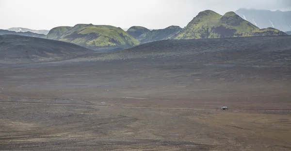 心灵的荒芜的 landmannalaugar 在冰岛与观光车 — 图库照片