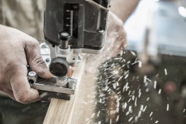 Çalışma, kapı menteşeleri için hazırlanıyor marangoz bulanık hareket