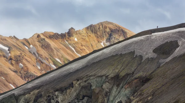 Pareja a lo largo de la cresta en Landmannalaugar paisaje de lava — Foto de Stock