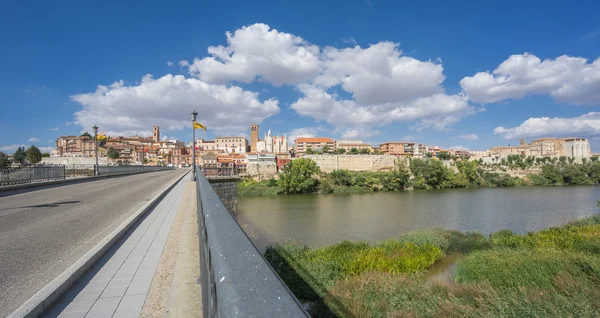 Tordesillas, eine Stadt in Spanien mit dem Fluss Duero und der Brücke — Stockfoto