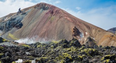 Turistler Landmannalaugar inanılmaz lav manzara, İzlanda