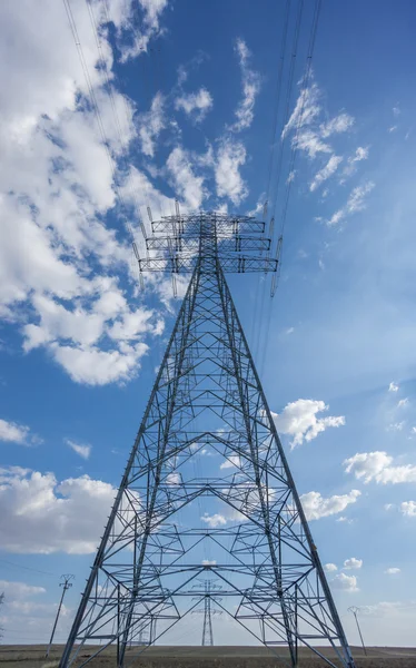 Elektrik kule mavi gökyüzü ve bulutlar, dikey kompozisyon üzerinde ortalanmış — Stok fotoğraf