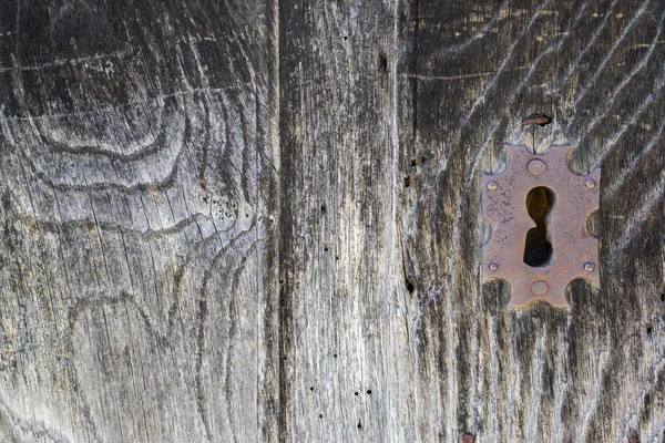 Voorzijde bekijken van oude lock en houten deur — Stockfoto