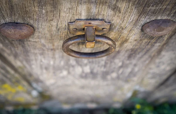 Blick von oben auf alten Türklopfer und Tür — Stockfoto