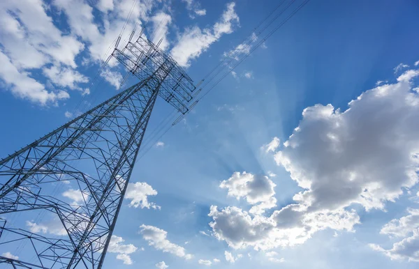 Geniş mavi gökyüzü ve bulutlar üzerinde elektrik kuleye bakış — Stok fotoğraf