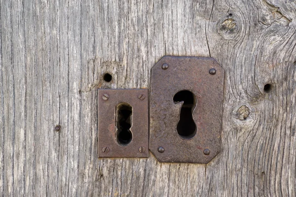 Voorzijde bekijken van oude dubbel lock en houten deur — Stockfoto