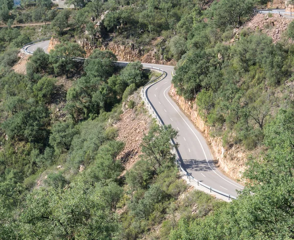 Bovenaanzicht van bergweg met curven — Stockfoto