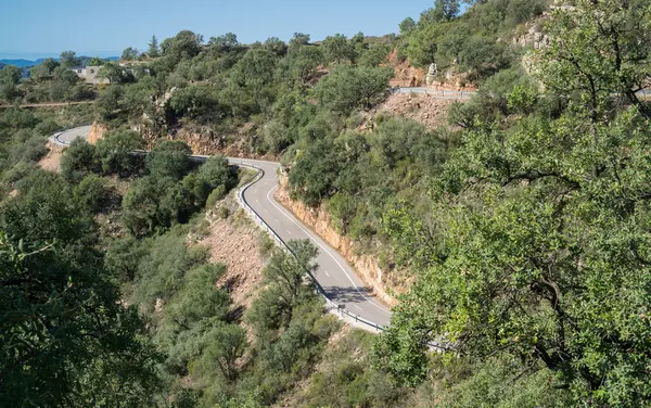 Bovenaanzicht van bergweg met curven — Stockfoto