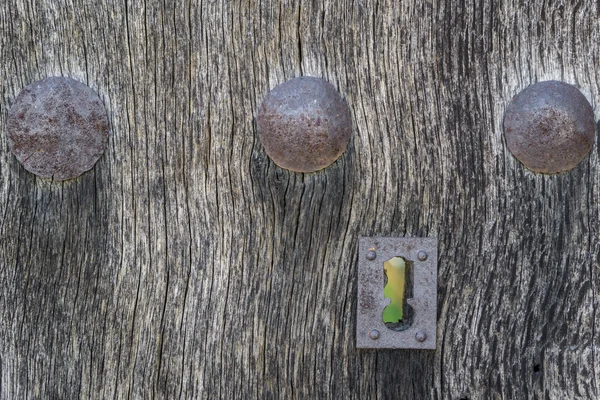 Oude verwaarloosde houten deur en vergrendelen — Stockfoto