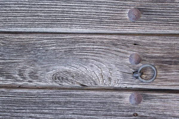 Eski apartmanımın ahşap kapı ve doorknocker — Stok fotoğraf