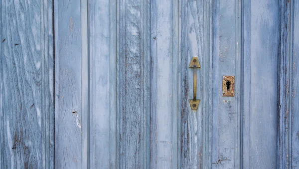 Vecchio blu run-down porta di legno e serratura — Foto Stock