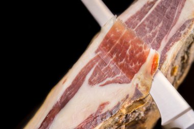 Serrano jambonu, siyah arka plan kesme bıçağı Üstten Görünüm