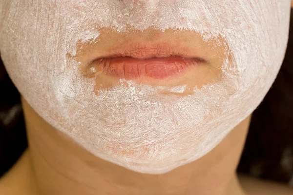 Barbilla y labios de mujer con mochila de barro, vista frontal —  Fotos de Stock