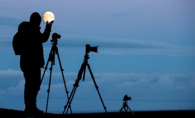 Tripod ve fotoğraf makinelerinde dolunay ile fotoğrafçıların arkadan aydınlatmalı