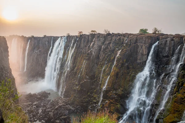 Viktoriiny vodopády západ slunce ze strany Zambie, rudé slunce — Stock fotografie