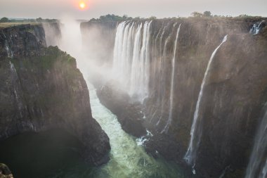 Victoria Falls günbatımı, Zambiya tarafla zambezi nehir, kırmızı güneş