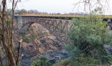 Zambezi Nehri üzerinde Zambiya ve Zimbabve, Victoria Falls bağlayan köprü