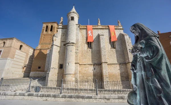 Fördraget hus i Tordesillas med Jeanne d'Arc staty — Stockfoto