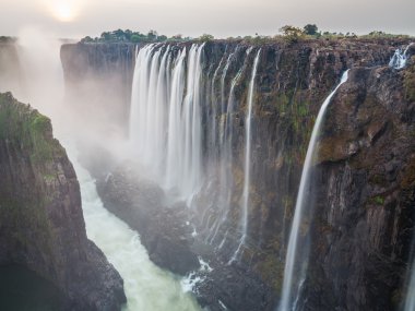 Victoria Falls günbatımı, Zambiya yan zambezi nehir, kırmızı güneş ile uzun pozlama