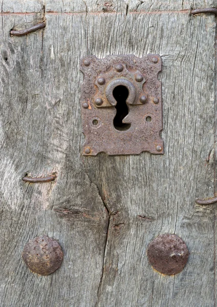 Vecchia porta in legno e serratura in ferro — Foto Stock