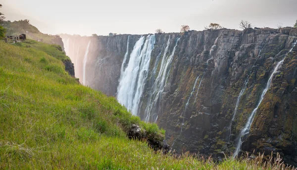 Victoria Falls pôr do sol, lado da Zâmbia com o rio zambeze — Fotografia de Stock