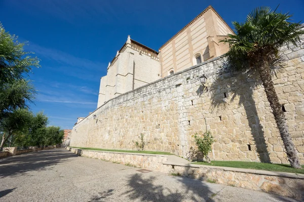 Vista de ângulo largo do Convento de Santa Clara e parede em Tordesilhas — Fotografia de Stock