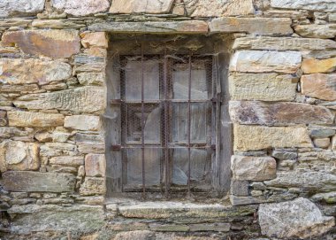 Eski pencere panjur ve taş duvar ile