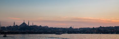 Evler ve gün batımında Camii yüksek karşıtlık manzarası, Istanbul, Türkiye