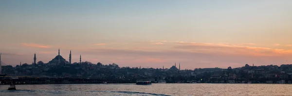 Houses and mosque high contrast skyline at sunset in Istanbul, Turkey — Stock Photo, Image