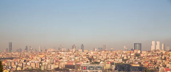 Maisons colorées et immeubles de bureaux sur une colline à Istanbul — Photo